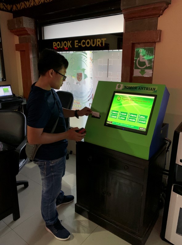 Mesin antrian touch screen Pengadilan Denpasar